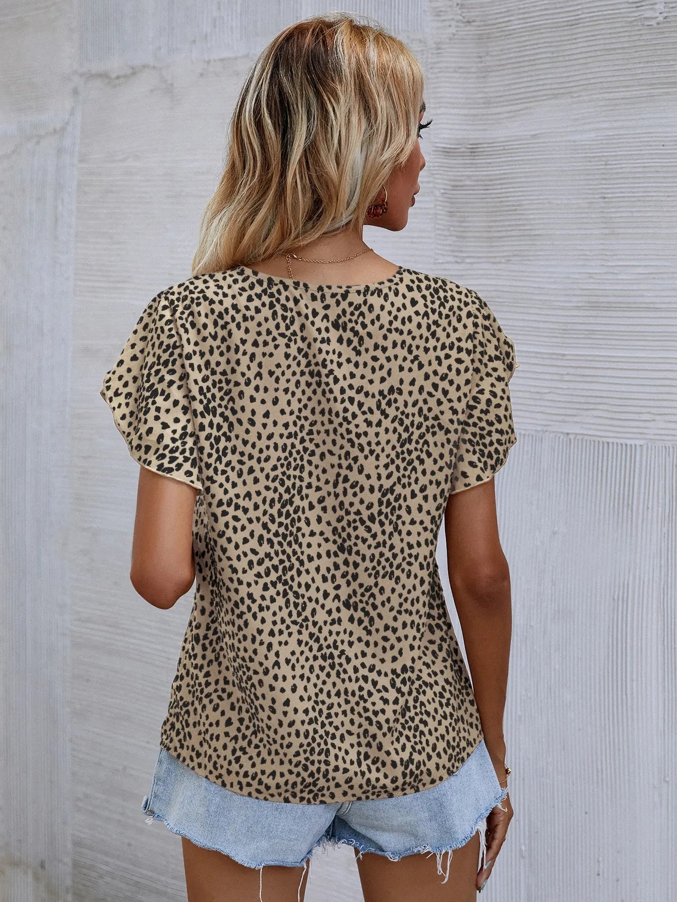 חולצה -Leopard Print V-Neck